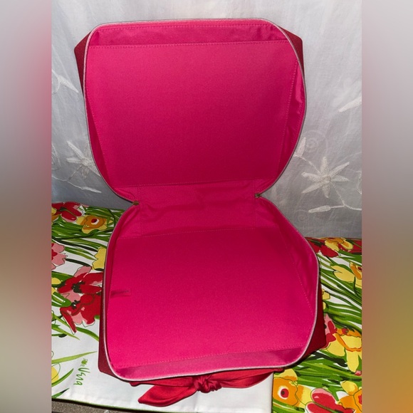 NEW Estée Lauder makeup case, NEW WITH PLASTIC COVER OVER ZIPPER TAGS - Picture 4 of 8